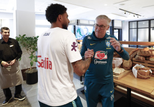 Carlo Ancelotti recebe Ederson no restaurante da concentreação.jpg