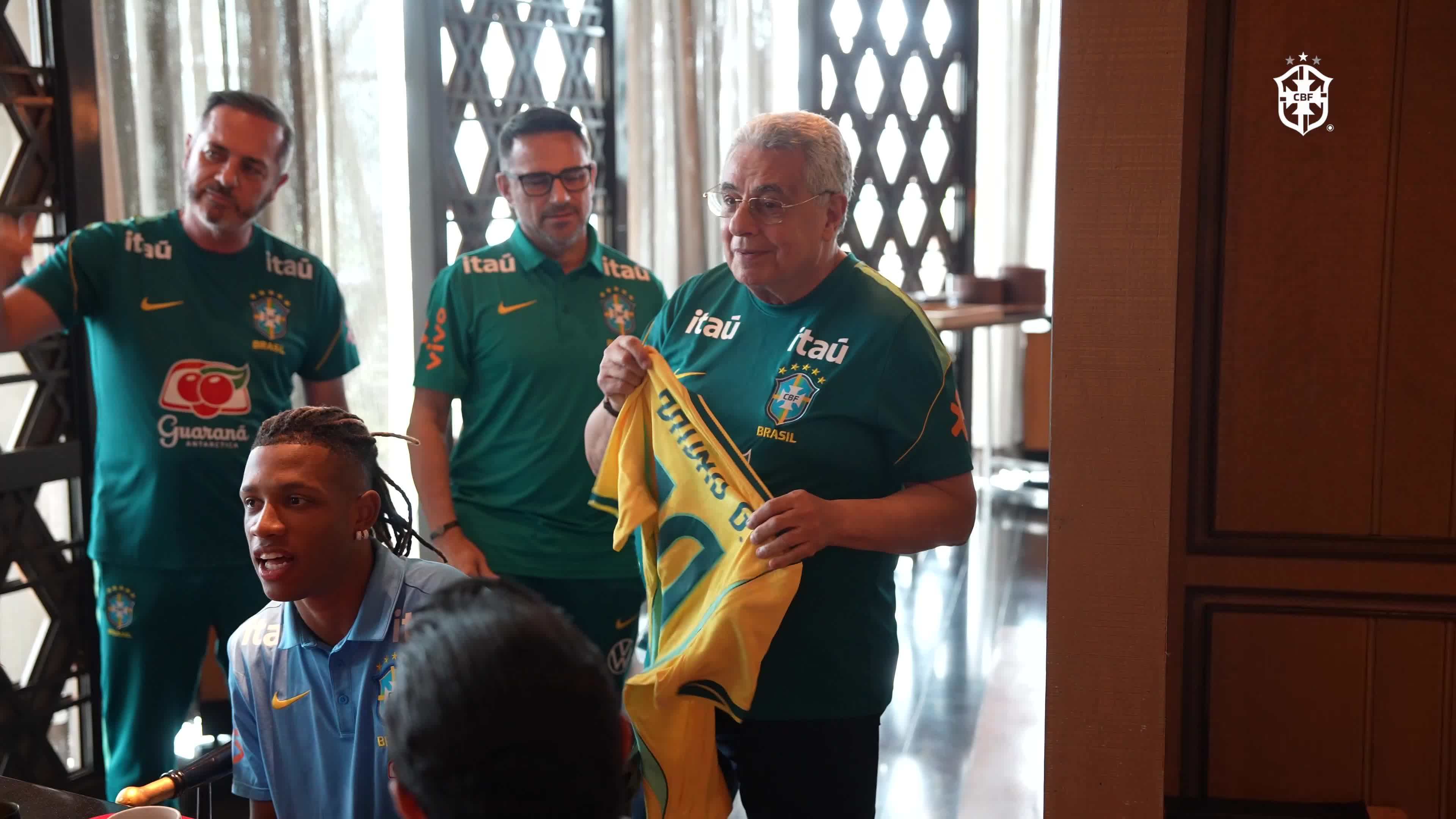 Bruno Guimarães recebe camisa de 50 jogos.mp4