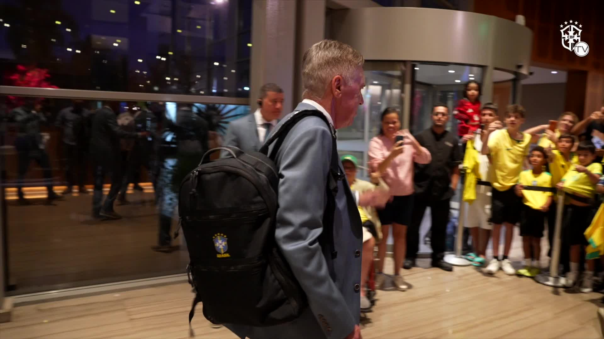 SELEÇÃO BRASILEIRA VISITAM A SEDE DA CBF.mp4