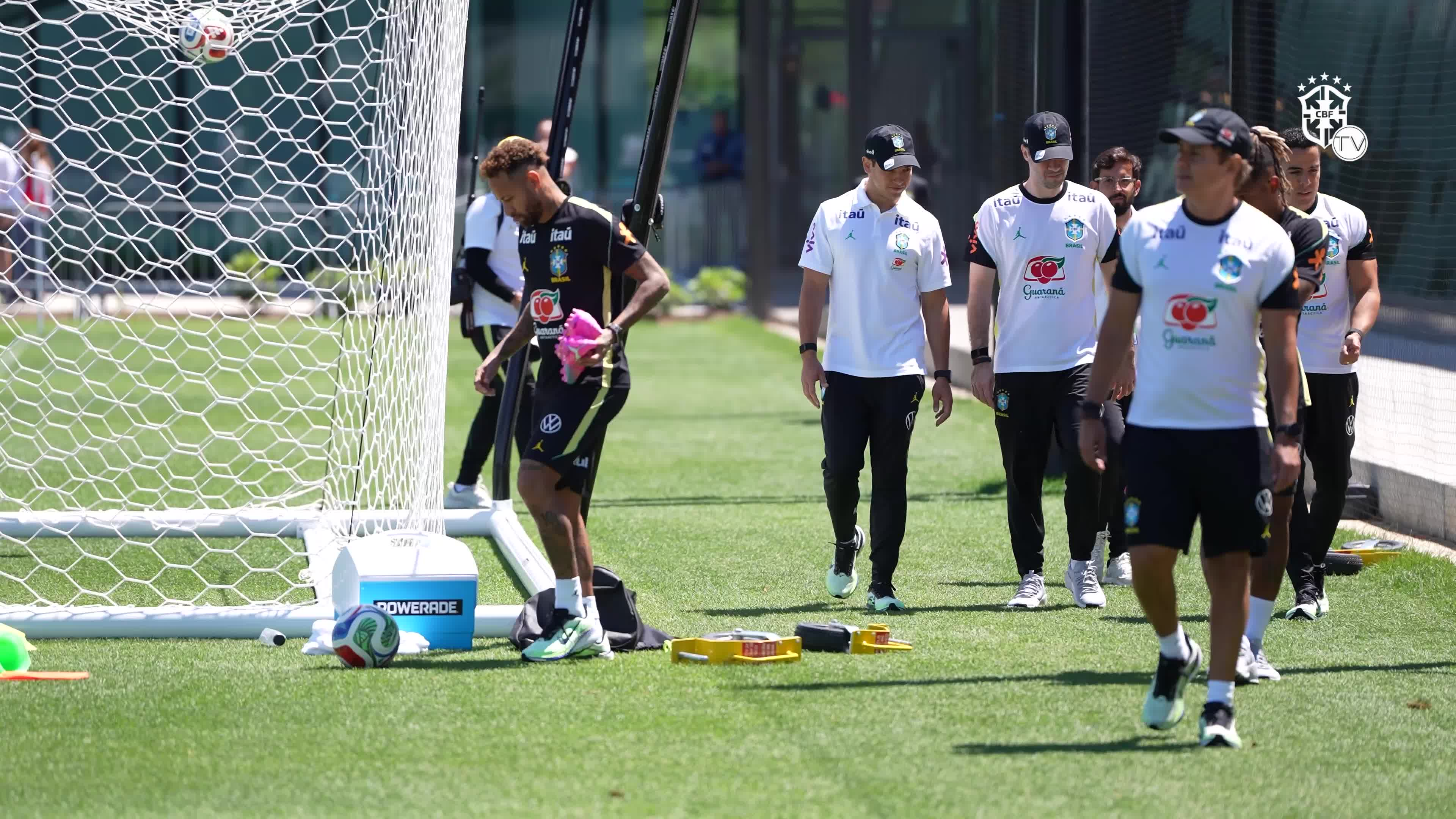 Neymar vai a campo para treinar com a Seleção.mp4